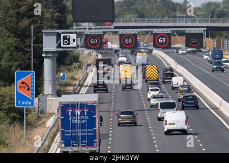 Talaplow, Buckinghamshire, Royaume-Uni. 19th juillet 2022. Une nouvelle limite de vitesse variable de 60mph est maintenant en vigueur sur certaines parties du M4 puisque les travaux finaux sont achevés sur la mise à niveau numérique d'une partie du M4. L'épaule dure a été enlevée et au lieu de cela il y a seulement des zones de refuge intermittentes. Entre 2015 et 2019, 63 décès ont été signalés sur les autoroutes intelligentes au Royaume-Uni. Crédit : Maureen McLean/Alay Live News Banque D'Images