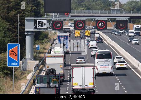 Talaplow, Buckinghamshire, Royaume-Uni. 19th juillet 2022. Une nouvelle limite de vitesse variable de 60mph est maintenant en vigueur sur certaines parties du M4 puisque les travaux finaux sont achevés sur la mise à niveau numérique d'une partie du M4. L'épaule dure a été enlevée et au lieu de cela il y a seulement des zones de refuge intermittentes. Entre 2015 et 2019, 63 décès ont été signalés sur les autoroutes intelligentes au Royaume-Uni. Crédit : Maureen McLean/Alay Live News Banque D'Images