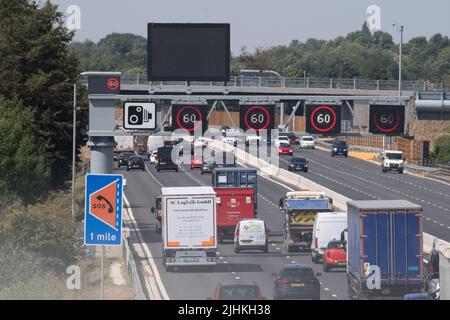 Talaplow, Buckinghamshire, Royaume-Uni. 19th juillet 2022. Une nouvelle limite de vitesse variable de 60mph est maintenant en vigueur sur certaines parties du M4 puisque les travaux finaux sont achevés sur la mise à niveau numérique d'une partie du M4. L'épaule dure a été enlevée et au lieu de cela il y a seulement des zones de refuge intermittentes. Entre 2015 et 2019, 63 décès ont été signalés sur les autoroutes intelligentes au Royaume-Uni. Crédit : Maureen McLean/Alay Live News Banque D'Images