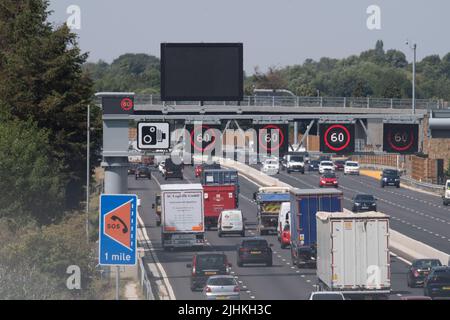 Talaplow, Buckinghamshire, Royaume-Uni. 19th juillet 2022. Une nouvelle limite de vitesse variable de 60mph est maintenant en vigueur sur certaines parties du M4 puisque les travaux finaux sont achevés sur la mise à niveau numérique d'une partie du M4. L'épaule dure a été enlevée et au lieu de cela il y a seulement des zones de refuge intermittentes. Entre 2015 et 2019, 63 décès ont été signalés sur les autoroutes intelligentes au Royaume-Uni. Crédit : Maureen McLean/Alay Live News Banque D'Images