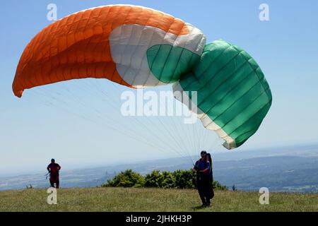 Kozakov, République tchèque. 19th juillet 2022. Un parapente se prépare à partir de la colline de Kozakov (à 100 kilomètres au nord de Prague) pendant une journée ensoleillée dans le Paradis tchèque. Le parapente est un sport de vol de loisir et de compétition. Le pilote est assis dans un harnais suspendu sous une aile en tissu, dont la forme est formée par la pression de l'air entrant dans les évents à l'avant de l'aile. (Credit image: © Slavek Ruta/ZUMA Press Wire) Banque D'Images