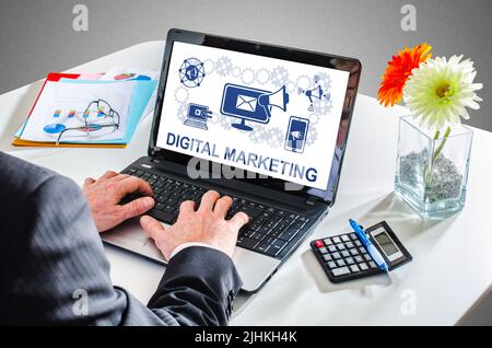 Homme tapant sur un ordinateur portable montrant un concept de marketing numérique Banque D'Images