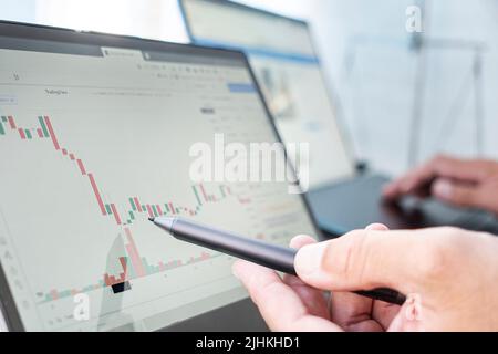 Main humaine avec stylet marqueur point de données sur le marché d'échange d'écran d'ordinateur. Recherche la chute des marchés financiers. Banque D'Images