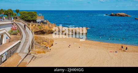 Biarritz, France - 24 juin 2022 : une vue sur la plage du Port Vieux à Biarritz, en France, tôt le matin, en été Banque D'Images