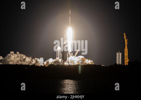 La fusée SpaceX Falcon 9 transportant la capsule de réapprovisionnement Dragon se soulève du complexe de lancement 39A au Kennedy Space Centre 14 juillet 2022 à Cape Canaveral, en Floride. Le vaisseau spatial sans pilote transporte plus de 5 800 livres de cargaison, y compris des expériences scientifiques, des aliments frais et des fournitures pour l'équipage de l'expédition 67 à bord de la Station spatiale internationale. Banque D'Images