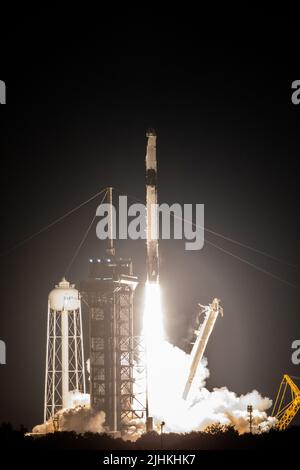 La fusée SpaceX Falcon 9 transportant la capsule de réapprovisionnement Dragon se soulève du complexe de lancement 39A au Kennedy Space Centre 14 juillet 2022 à Cape Canaveral, en Floride. Le vaisseau spatial sans pilote transporte plus de 5 800 livres de cargaison, y compris des expériences scientifiques, des aliments frais et des fournitures pour l'équipage de l'expédition 67 à bord de la Station spatiale internationale. Banque D'Images