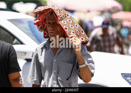 Bagdad, Irak. 19th juillet 2022. Un irakien prend la tête au milieu d'une vague de chaleur en Irak. L'Irak connaît une vague de chaleur avec des températures qui atteignent plus de 45 degrés Celsius. Credit: Ameer Al-Mohammadawi/dpa/Alamy Live News Banque D'Images