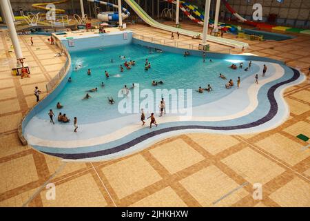 Bagdad, Irak. 19th juillet 2022. Les gens nagent dans un parc aquatique au milieu d'une vague de chaleur en Irak. L'Irak connaît une vague de chaleur avec des températures qui atteignent plus de 45 degrés Celsius. Credit: Ameer Al-Mohammadawi/dpa/Alamy Live News Banque D'Images