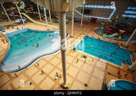 Bagdad, Irak. 19th juillet 2022. Les gens nagent dans un parc aquatique au milieu d'une vague de chaleur en Irak. L'Irak connaît une vague de chaleur avec des températures qui atteignent plus de 45 degrés Celsius. Credit: Ameer Al-Mohammadawi/dpa/Alamy Live News Banque D'Images