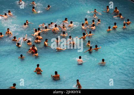 Bagdad, Irak. 19th juillet 2022. Les gens nagent dans un parc aquatique au milieu d'une vague de chaleur en Irak. L'Irak connaît une vague de chaleur avec des températures qui atteignent plus de 45 degrés Celsius. Credit: Ameer Al-Mohammadawi/dpa/Alamy Live News Banque D'Images