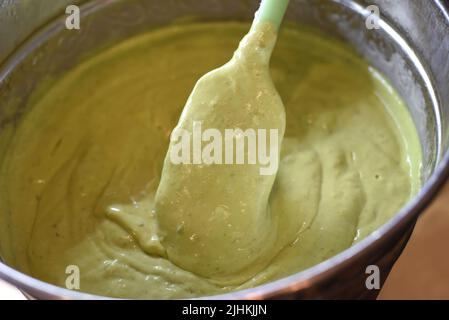 Base pour crème glacée à l'avocat avec cuillère à mélanger en gros plan Banque D'Images