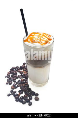 Latte au caramel glacé avec grains de café isolés sur fond blanc Banque D'Images
