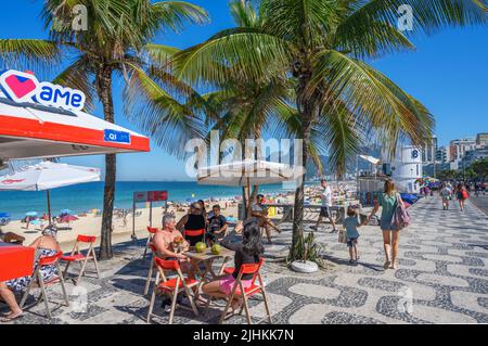 Kiosque sur la promenade du front de mer, Avenida Vieira Souto, Ipanema, Rio de Janeiro, Brésil Banque D'Images