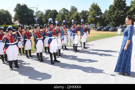 Bavière, Oberschleißheim: 19 juillet 2022, Ilse Aigner (CSU), Président du Parlement d'Etat bavarois, est accueilli par les Schleißheim Castle Pipers lors de la réception estivale du Parlement d'Etat bavarois au château de Schleißheim. Photo: Felix Hörhager/dpa Banque D'Images