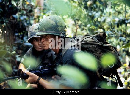 CHARLIE SHEEN, Tom Berenger, PLATOON, 1986 Banque D'Images