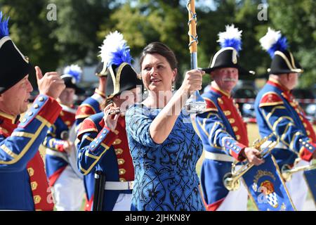 Bavière, Oberschleißheim: 19 juillet 2022, Ilse Aigner (CSU), Président du Parlement d'Etat bavarois, est accueilli par les Schleißheim Castle Pipers lors de la réception estivale du Parlement d'Etat bavarois au château de Schleißheim. Photo: Felix Hörhager/dpa Banque D'Images