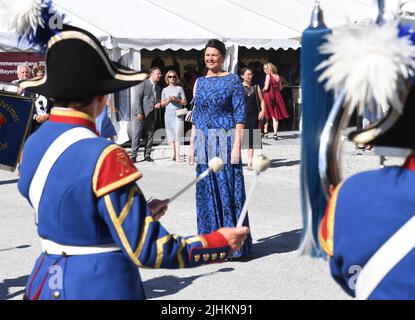 Bavière, Oberschleißheim: 19 juillet 2022, Ilse Aigner (M, CSU), Président du Parlement d'Etat bavarois, est accueilli par le Château de Schleißheim Pipers lors de la réception estivale du Parlement d'Etat bavarois au Château de Schleißheim. Photo: Felix Hörhager/dpa Banque D'Images