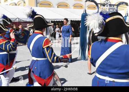 Bavière, Oberschleißheim: 19 juillet 2022, Ilse Aigner (M, CSU), Président du Parlement d'Etat bavarois, est accueilli par le Château de Schleißheim Pipers lors de la réception estivale du Parlement d'Etat bavarois au Château de Schleißheim. Photo: Felix Hörhager/dpa Banque D'Images