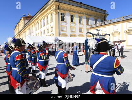 Bavière, Oberschleißheim: 19 juillet 2022, Ilse Aigner (M, CSU), Président du Parlement d'Etat bavarois, est accueilli par le Château de Schleißheim Pipers lors de la réception estivale du Parlement d'Etat bavarois au Château de Schleißheim. Photo: Felix Hörhager/dpa Banque D'Images