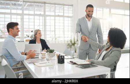 Divers groupes d'hommes d'affaires ayant une réunion ensemble à une table au travail. Professionnels de l'entreprise qui parlent et planifient tout en utilisant la technologie dans un Banque D'Images