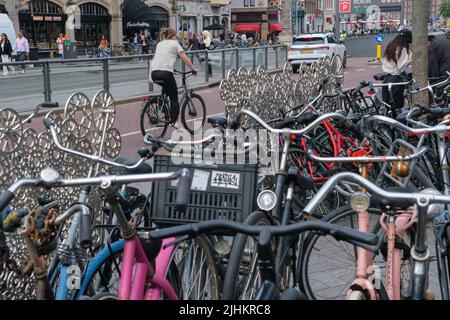 Amsterdam, pays-Bas - 21 juin 2022 : nombreux vélos dans des casiers à vélos Banque D'Images