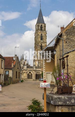 Saint-Père, France - 4 mai 2022 : paysage urbain de Saint-Père avec église notre-Dame en Bourgogne France est une copie miniature de notre-Dame à Paris. Banque D'Images