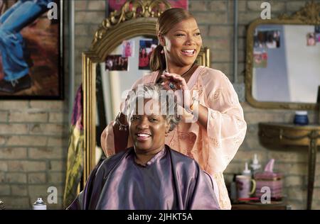 SCÈNE AVEC LA REINE LATIFAH, BARBERSHOP 2: RETOUR EN AFFAIRES, 2004 Banque D'Images