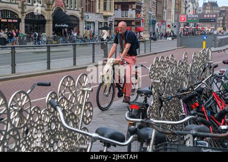 Amsterdam, pays-Bas - 21 juin 2022 : nombreux vélos dans des casiers à vélos Banque D'Images