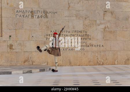 ATHÈNES, GRÈCE - MAI 06 2022: Gardes cérémoniels présidentiels - Evzones à la tombe du Soldat inconnu devant le Parlement grec, Athènes, GR Banque D'Images