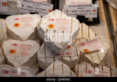 Fromage de vache neufchatel en forme de coeur français à vendre dans la boutique laitière des agriculteurs, le texte français sur les lables signifie le fromage Neufchatel, fabriqué à partir de lait des agriculteurs à Norm Banque D'Images