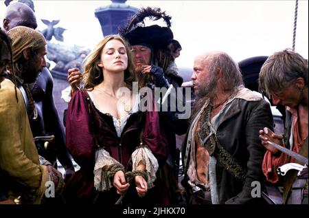 KEIRA KNIGHTLEY, Geoffrey Rush, PIRATES DES CARAÏBES : LA MALÉDICTION DU BLACK PEARL, 2003 Banque D'Images