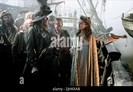 GEOFFREY RUSH, MACKENZIE CROOK, Keira Knightley, PIRATES DES CARAÏBES : LA MALÉDICTION DU BLACK PEARL, 2003 Banque D'Images