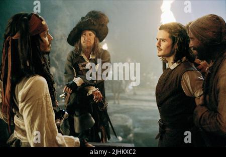 JOHNNY DEPP, Geoffrey Rush, Orlando Bloom, PIRATES DES CARAÏBES : LA MALÉDICTION DU BLACK PEARL, 2003 Banque D'Images