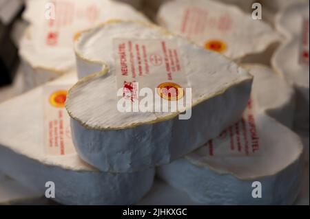 Fromage de vache neufchatel en forme de coeur français à vendre dans la boutique laitière des agriculteurs, le texte français sur les lables signifie le fromage Neufchatel, fabriqué à partir de lait des agriculteurs à Norm Banque D'Images