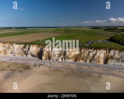 Vue aérienne sur les falaises blanches de halk, les champs verts du pays de Caux et l'eau de l'océan Atlantique près du petit village de Veules-les-Roses, Normandie, France. Visite Banque D'Images