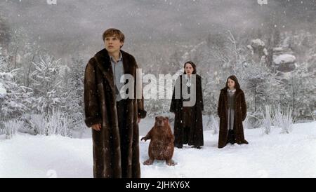 WILLIAM MOSELEY, Anna Popplewell, castor, Georgie Henley, LE MONDE DE NARNIA : LE LION LA SORCIÈRE BLANCHE ET L'armoire, 2005 Banque D'Images