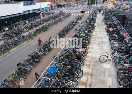 Amsterdam, pays-Bas - 21 juin 2022 : parking pour vélos la gare centrale dispose d'environ 10 000 places de parking pour vélos temporaires Banque D'Images