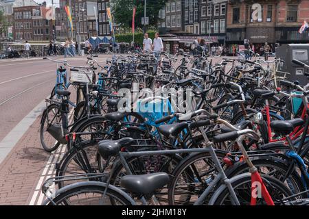 Amsterdam, pays-Bas - 21 juin 2022 : nombreux vélos dans des casiers à vélos Banque D'Images