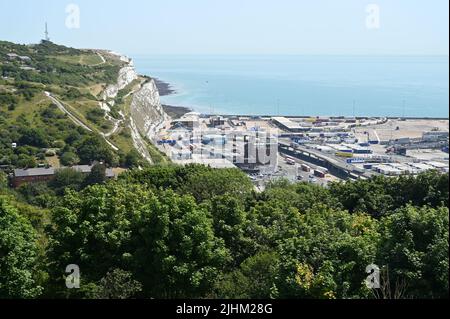 Douvres, Kent, UK-19 juillet 2022 : vue sur le port de Douvres depuis le sommet du château de Douvres. Banque D'Images