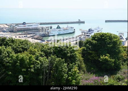 Douvres, Kent, UK-19 juillet 2022 : vue sur le port de Douvres depuis le sommet du château de Douvres. Banque D'Images