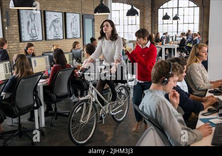 ANNE HATHAWAY, CHRISTINA SCHERER, LE STAGIAIRE, 2015 Banque D'Images