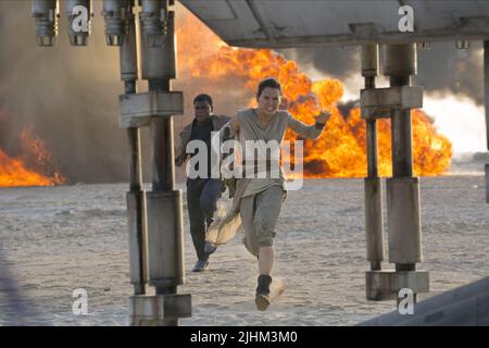 JOHN BOYEGA, DAISY RIDLEY, Star Wars : Episode VII - LA FORCE se réveille, 2015 Banque D'Images