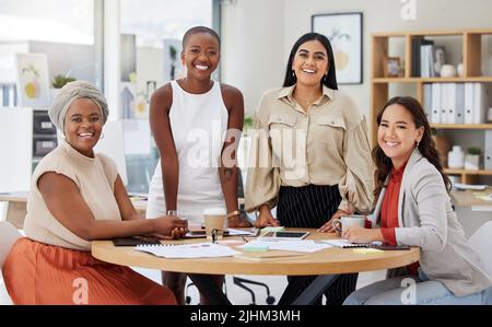 Portrait d'un groupe diversifié de jeunes femmes d'affaires ethniques ayant une réunion de remue-méninges au bureau. Équipe professionnelle ambitieuse et confiante de collègues Banque D'Images