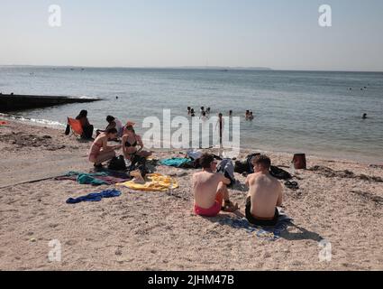 Whitstable, Royaume-Uni. 19th juillet 2022. Les membres du public apprécient le temps de la plage à Whitstable, dans le Kent le jour où le Royaume-Uni a enregistré sa température la plus élevée jamais enregistrée mardi, 19 juillet 2022.la température la plus élevée de 40,1 degrés centigrade a été enregistrée à l'aéroport d'Heathrow à Londres. Photo de Hugo Philpott/UPI crédit: UPI/Alay Live News Banque D'Images