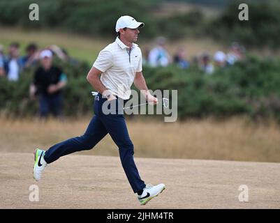 150th Open GolfChampionships, St Andrews, 17 juillet 2022 Rory McIlroy court pour marquer sa balle sur le green 6th pendant la dernière partie de l'ancien parcours, Banque D'Images