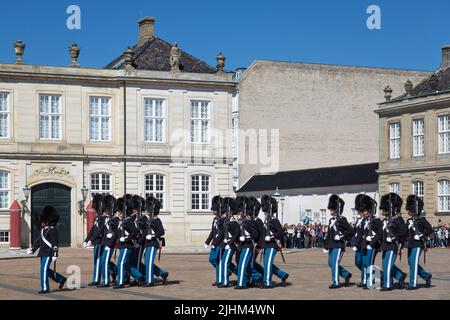 Copenhague, Danemark - 30 Avril 2017 : la Garde royale durant la cérémonie du changement de la garde sur la place au château d'Amalienborg Banque D'Images