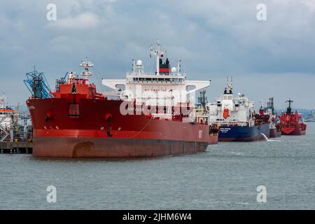 de grands pétroliers norwegion de mer du nord se côtoient au terminal maritime de la raffinerie esso exxon mobil de southampton docks uk Banque D'Images