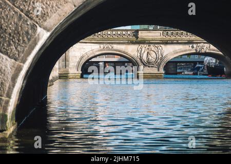 Belle vue depuis le bateau de croisière des vieux ponts sur les canaux de Copenhague, Danemark Banque D'Images