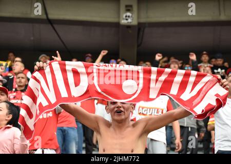 Les fans de l'équipe locale de Bogota, Independiente Santa Fe, soutiennent l'équipe avec des chants et des drapeaux au stade Nemesio Camacho el Campin de Bogota, en Colombie, sur 17 juillet 2022. Photo de: Cristian Bayona/long Visual Press Banque D'Images