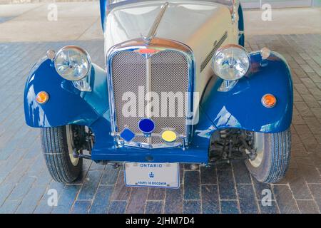 Fragment de l'avant d'une belle voiture rétro bleue Banque D'Images